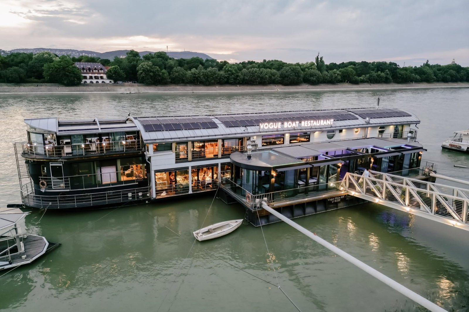 A Vogue Boat Restaurant a Duna felől, alkonyatkor